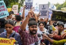 दिल्ली : बंगला साहिब गुरुद्वारे के पास SIR के खिलाफ प्रदर्शन....पुलिस ने प्रदर्शनकारियों को हिरासत में लिया